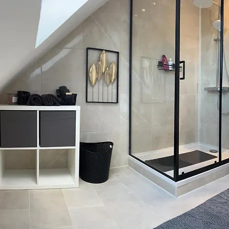 By Ll Apartment *